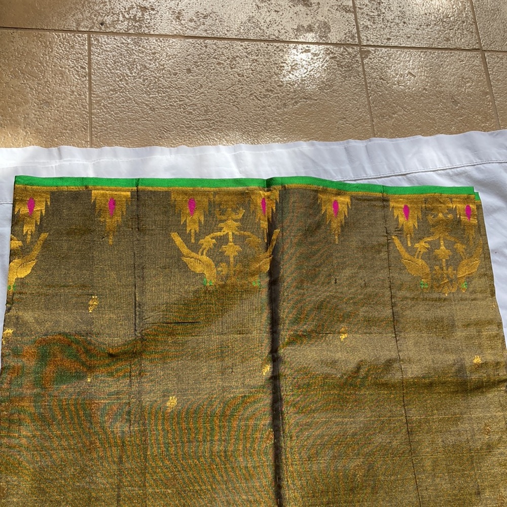 Saree With Golden Thread And Parrots Border View 2